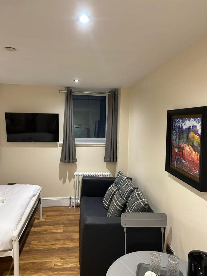 Modern Double Room With Sofa — Photos 2