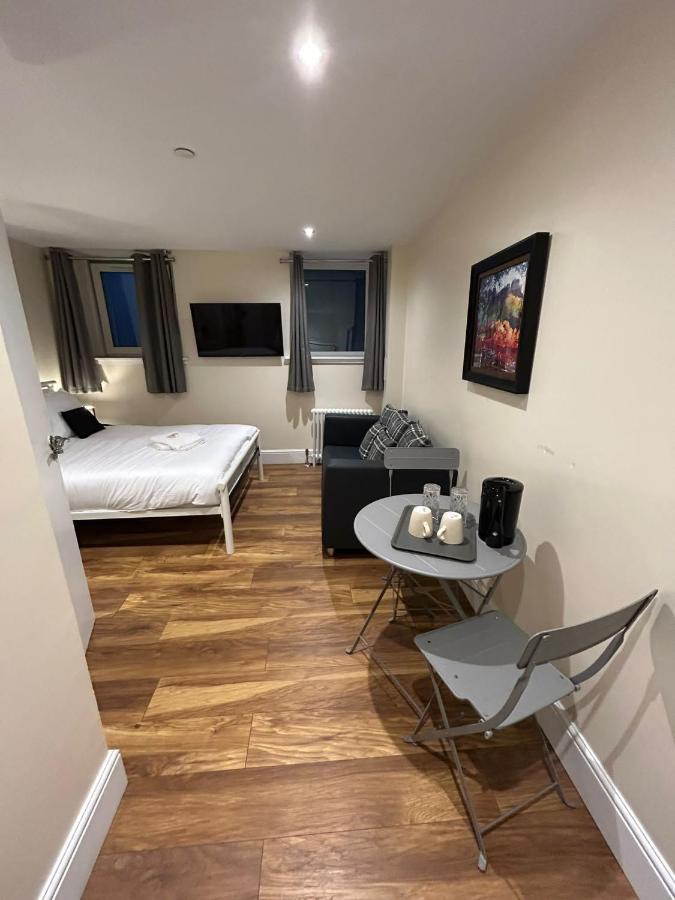 Modern Double Room With Sofa — Photos 3