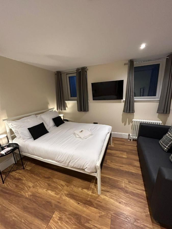 Modern Double Room With Sofa — Photos 1